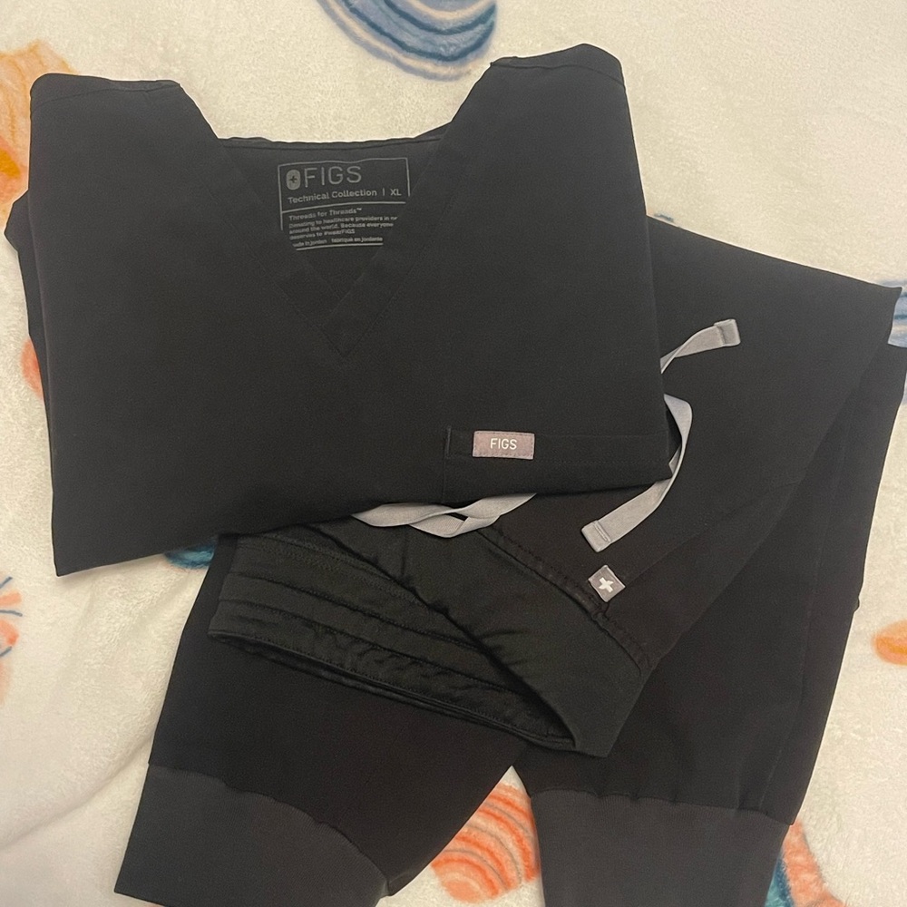 Figs Jet Black Scrub Ensemble